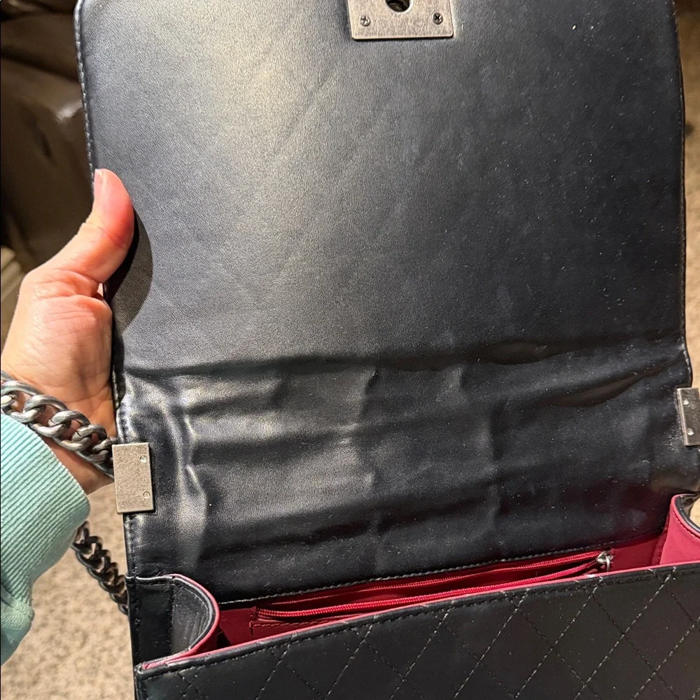 Chic Black Quilted Crossbody Bag with Chain Strap - Picture 7 of 14